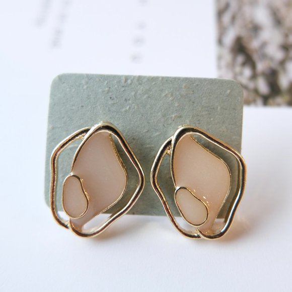 Irregular geometric shape stud earring - Picture 2 of 5